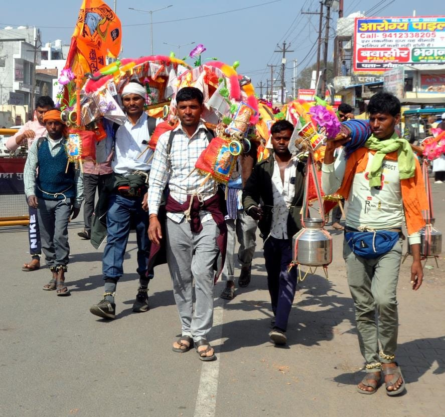 Kanvad on the shoulder... Ghungroos on the feet, Amroha is full of Shiva