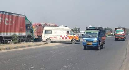 Azad Marg crossing of the highway was closed by placing concrete boulders