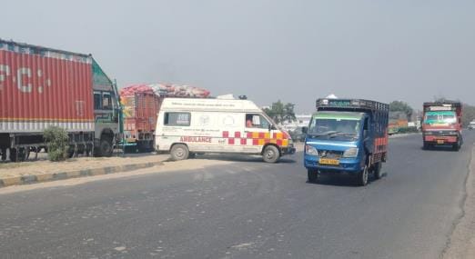 Azad Marg crossing of the highway was closed by placing concrete boulders