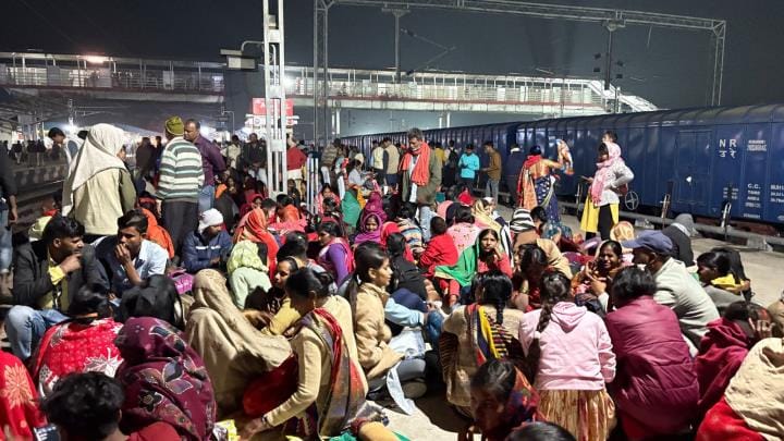 Due to cancellation of trains, the wait of devotees increased at the stations.