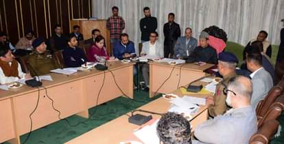 बजट सत्र को लेकर अधिकारियों के साथ समीक्षा बैठक करते विधानसभा अध्यक्ष रहीम राथर। स्त्रोत सोशल