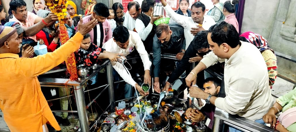 The fair starts today at Pura Mahadev, thousands of devotees performed Jalabhishek on Monday