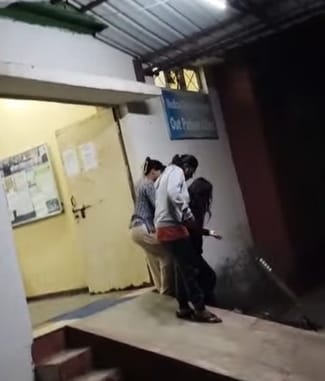 फूड प्वाइजनिंग के बाद हॉस्पिटल लेकर जाती छात्राए