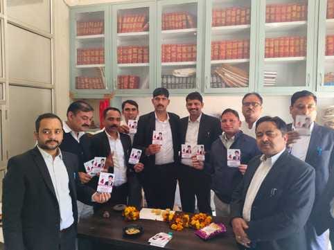 Bar elections... Sujan Singh supported Vishwamitra Yadav for the post of head.