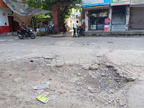Potholes on the road are increasing the problems in the market