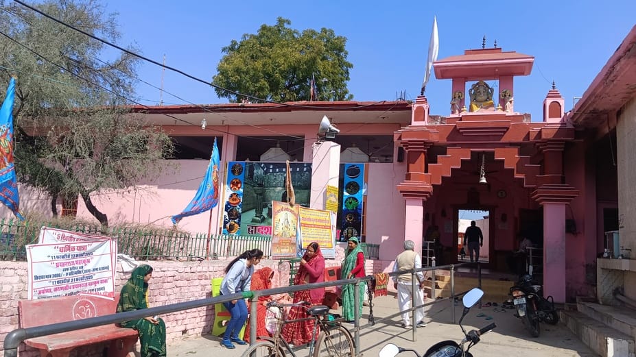 Where there was a cremation ground hundreds of years ago, today the Modawala Shiv Temple is there.