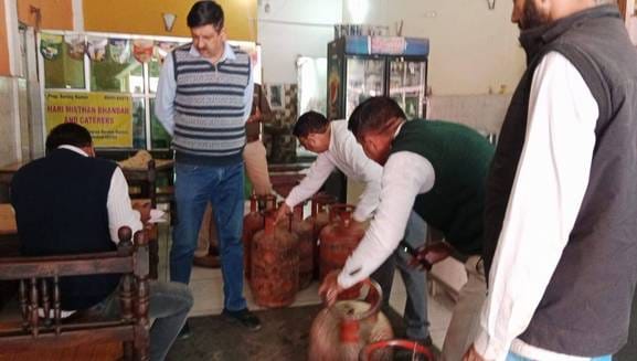Officials took action against hotels and dhabas, 15 domestic gas cylinders seized