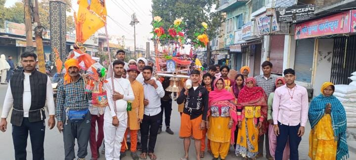 Kanwariyas from Badaun are bringing a 31 kg bell
