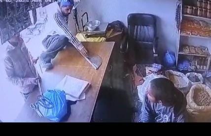 Attempt to rob a shop with weapons