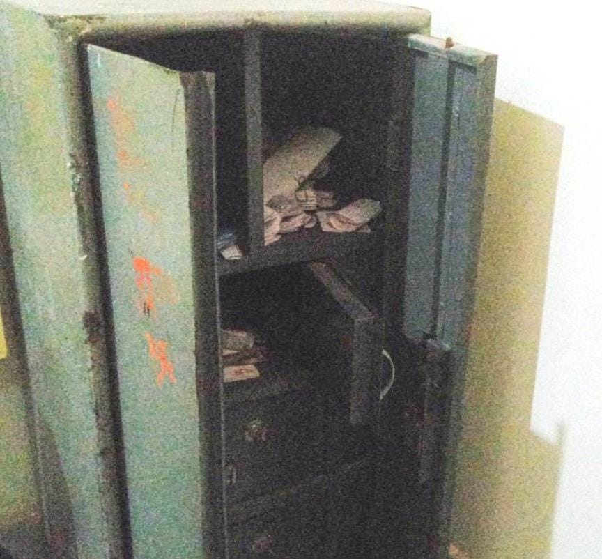 Thieves took away more than nine and a half lakh rupees from the gas agency