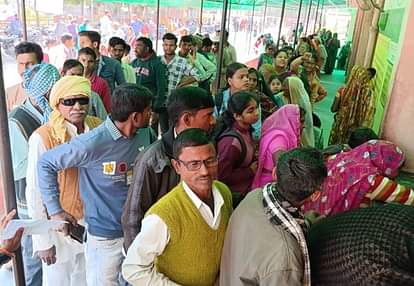 Pushing And Jostling In The Prescription Counter And Lab Lines, Waiting For  Hours For Consultation - Pilibhit News - Pilibhit News:पर्चा काउंटर और लैब  की लाइन में धक्का-मुक्की, परामर्श के लिए घंटों