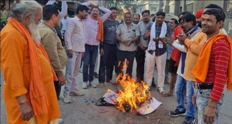 Hindu organizations burnt the effigy of Mamta Banerjee