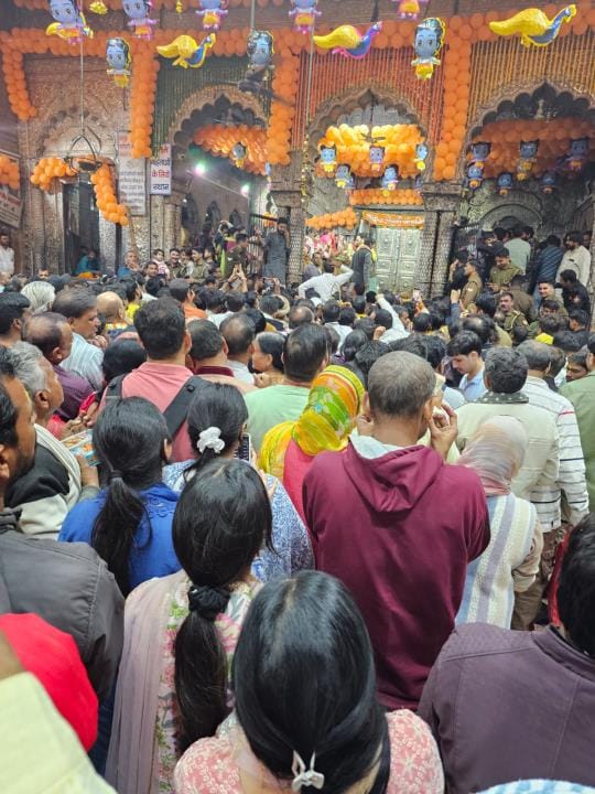 Devotees thronged Bihariji temple, 3 devotees fell ill