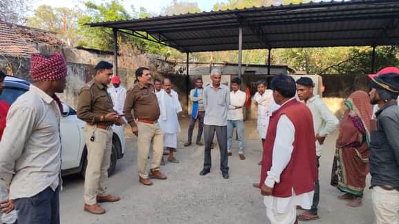 परिजनों से जानकारी लेते हुए पुलिसकर्मी