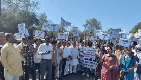 रैली निकाल कर ज्ञापन देने जाते लोग