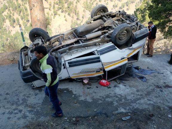 Tata Sumo falls into ditch, one dead, 12 injured