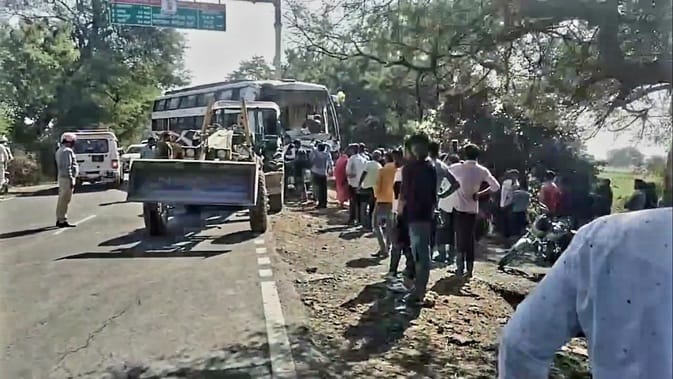 Head-on collision between passenger bus and container coming from Prayagraj: 35 passengers injured