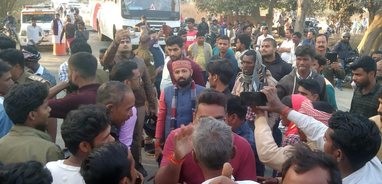 Farmer's family distraught over death, protest by keeping dead body on road