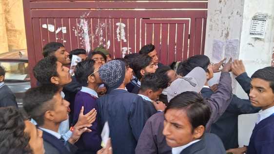 1017 candidates left Hindi paper