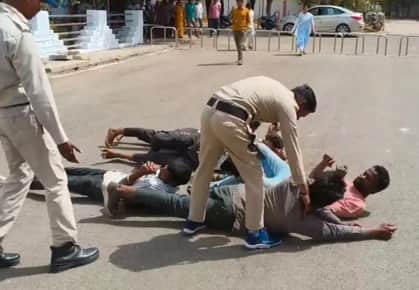 युवाओं को लौट लगाते देख पुलिसकर्मी ने किया रोकने का प्रयास