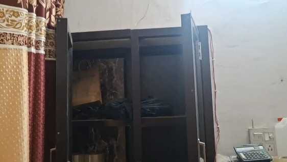 Locks of five shops broken in broad daylight in Sabzi Mandi