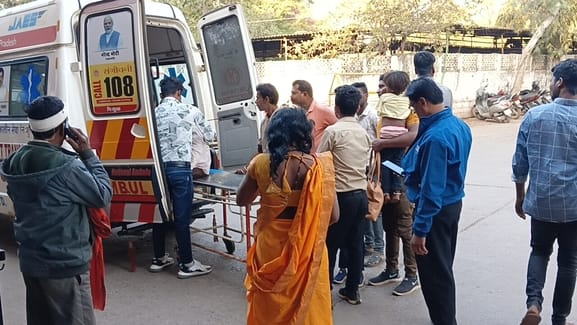Jabalpur  Pickup fell into ditch due to steering failure