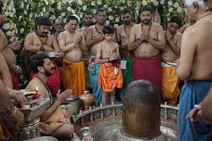 Ujjain News: बाबा महाकाल के दरबार में भस्म आरती से हुई महाशिवरात्रि की शुरुआत, श्रद्धालुओं का उमड़ा जनसैलाब Mahashivratri festival started with Bhasma Aarti in the court of Baba Mahakal