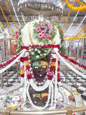 भगवान पशुपतिनाथ का किया गया अर्धनारीश्वर श्रृंगार