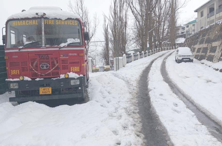Traffic halted on 30 roads in Pangi, darkness spread in 315 villages