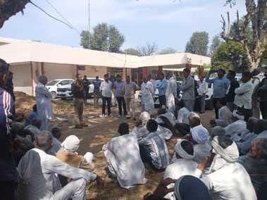 Villagers reached the police station to take action in the girl's kidnapping case