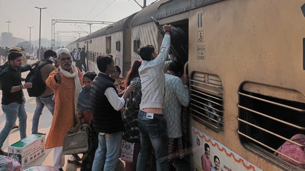 Devotees leave for Mahakumbh amid crowd and scuffle in trains
