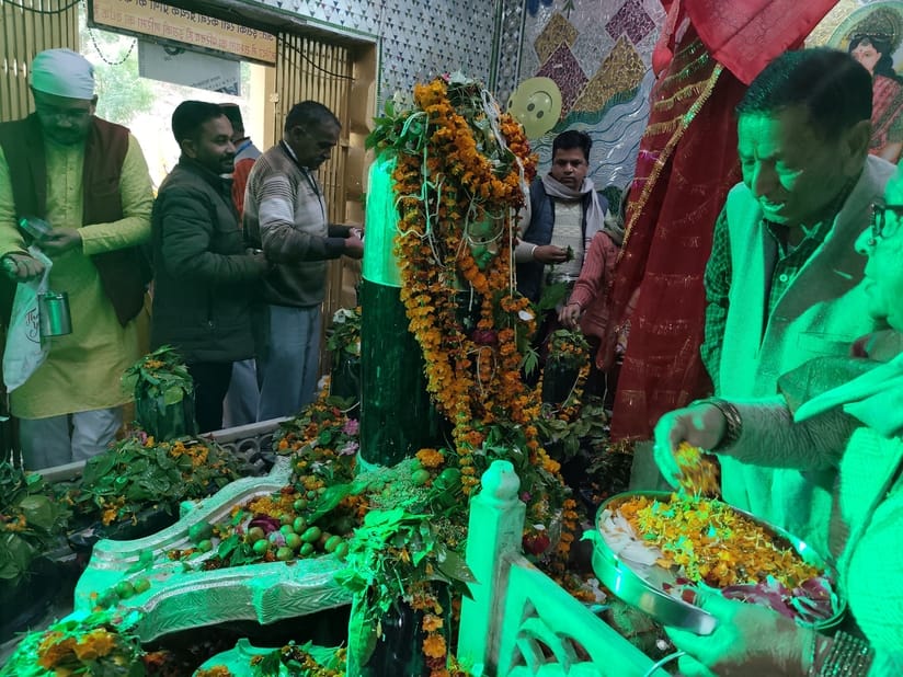 Devotees performed Jala Abhishek amidst the cheers of Har Har Mahadev.