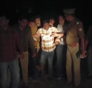 Firing between police and dacoits in an encounter, police officer narrowly escapes