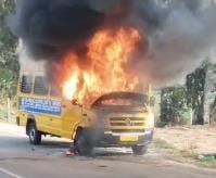 Fire broke out in a private school bus, the teacher on board narrowly escaped, there is a possibility of fire in the bus due to short circuit.