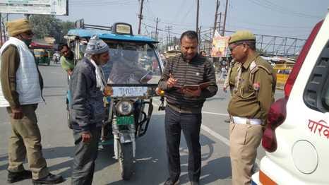 Challan issued for eight vehicles and 21 e-rickshaws parked on the highway side