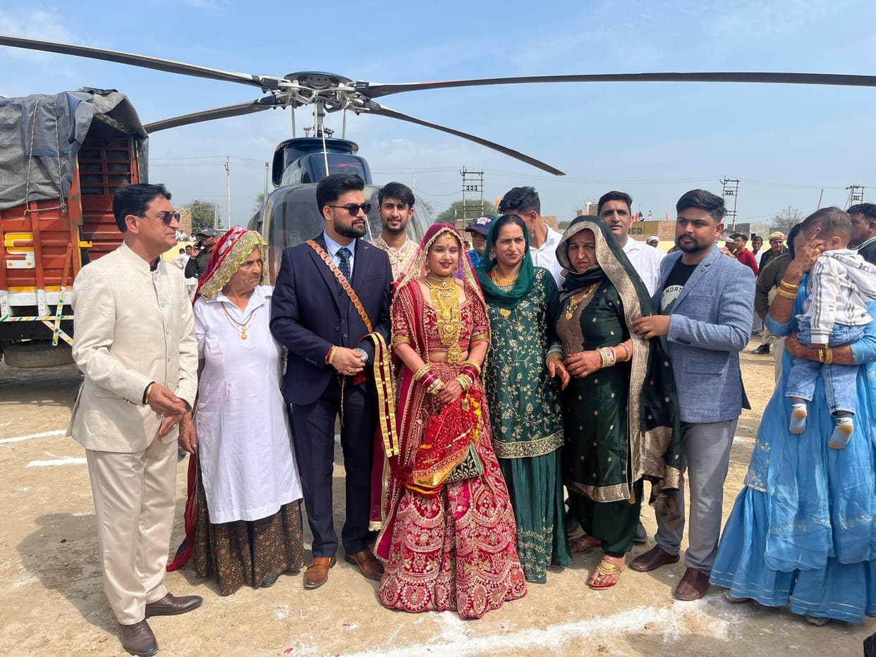 Dr. Himanshu brought the bride to Kagadana in a helicopter from Rajasthan