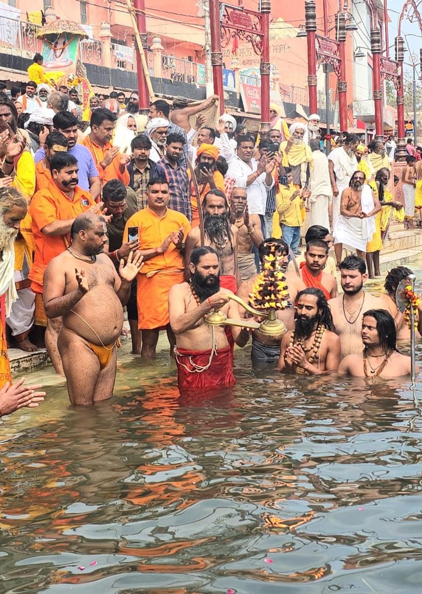 For the first time, saints and mahants took a royal bath in Mandakini