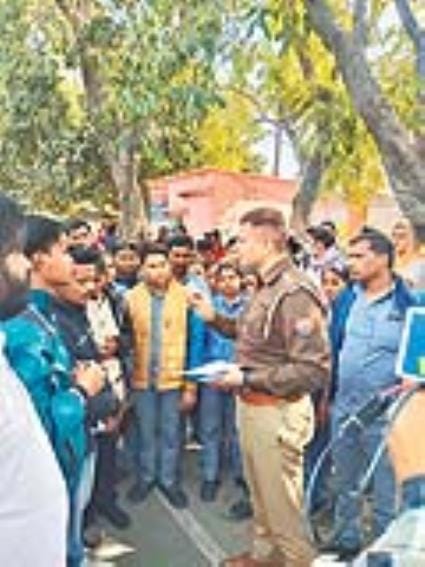 chaar dhaam mandir ke karmachaariyon ne lagaaya shoshan ka aarop, hangaama
