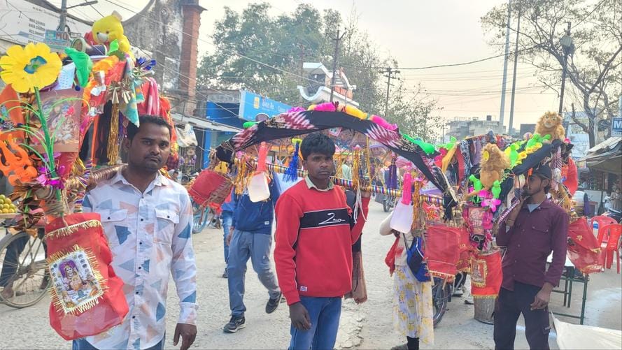 A huge crowd of devotees of Lord Ashutosh gathered in Shiva temples