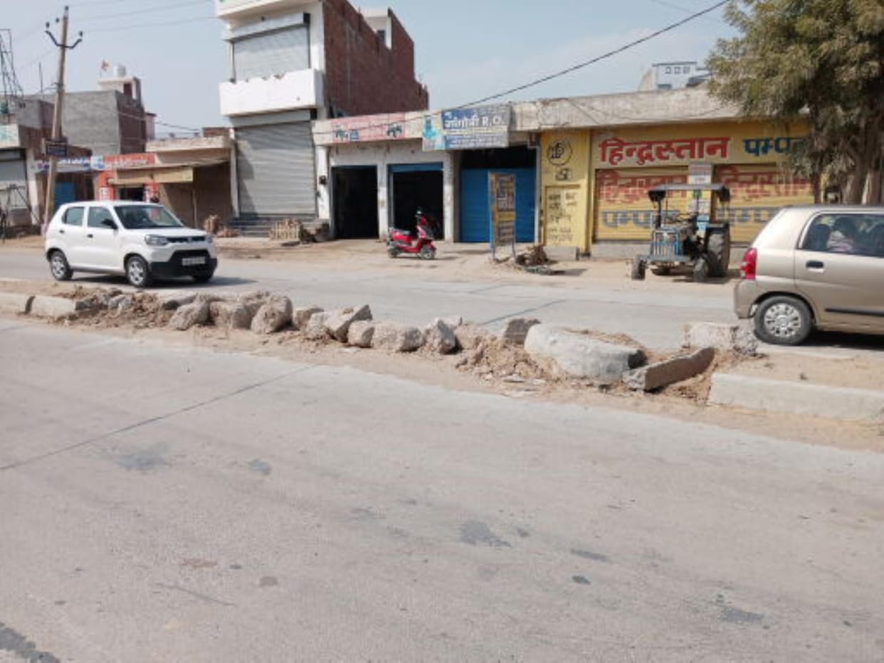 Officials woke up after the accident, closed two illegal cuts on Fatehabad Road