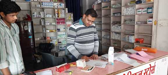 सीहोर। मेडिकल स्टोर पर कार्रवाई करते हुए