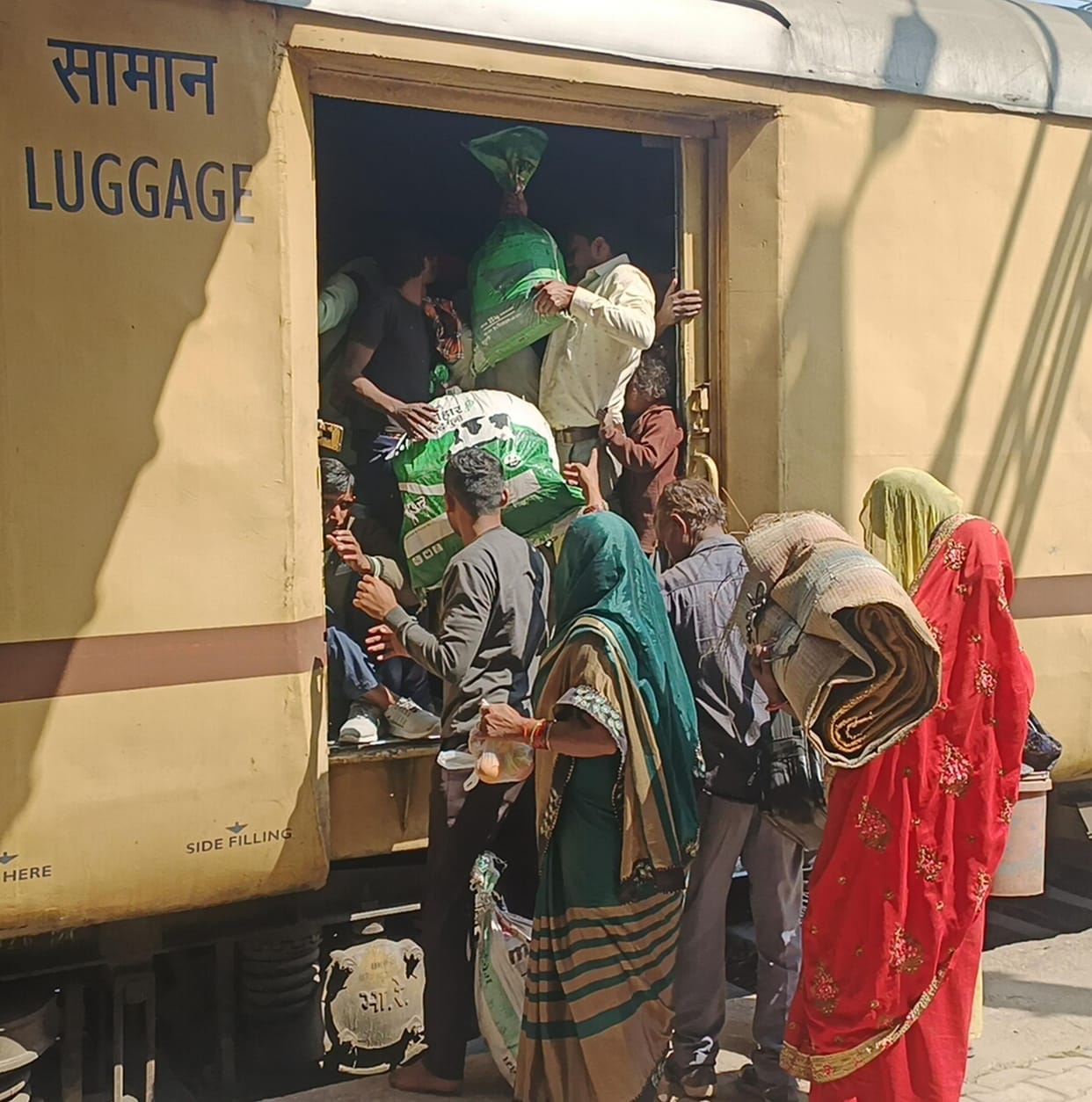 Mahakumbh: Devotees also boarded luggage bogies