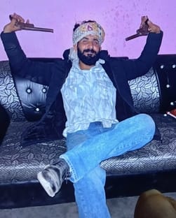 Posted status on social media with two pistols, youth arrested