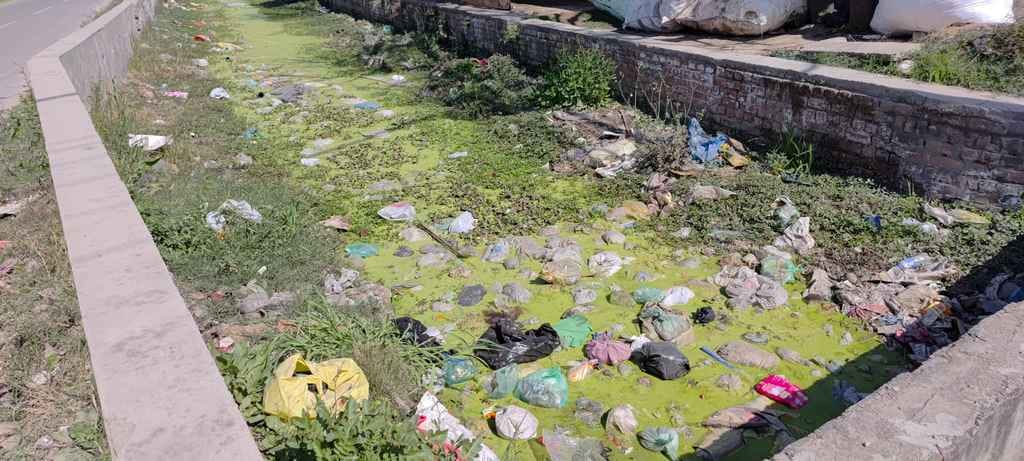 Neither sewer nor drain cleaning, situation in Naya Gaon is bad
