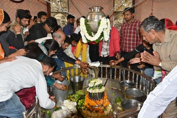 Shiva devotees performed Jalabhishek with the chanting of Har Har Mahadev