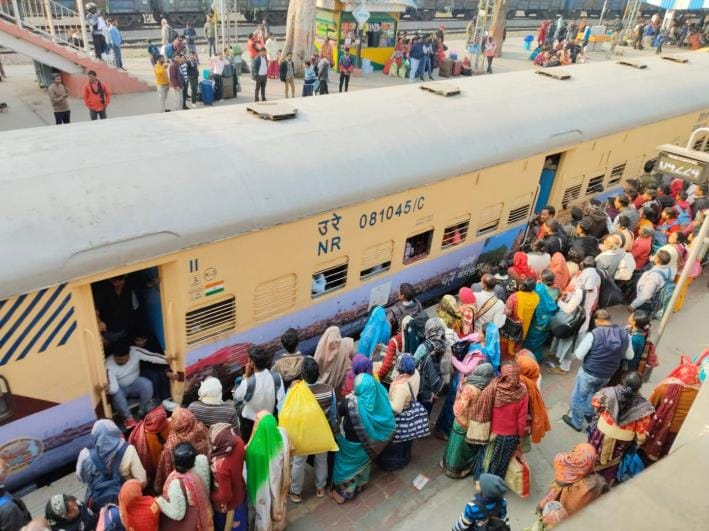 There was a fight in trains to go to Prayagraj
