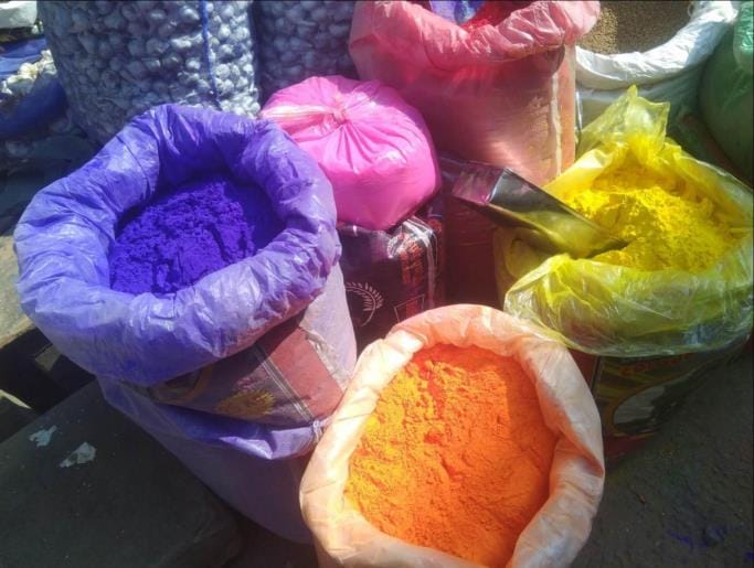 Chemical mixed color and gulal should not discolor the face.
