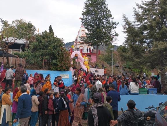 Aapshambhu temple echoed with the chants of Har-Har Mahadev.
