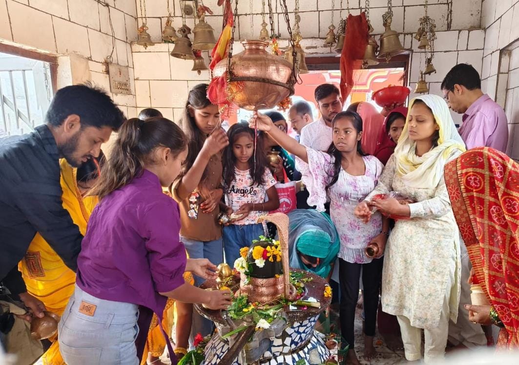 Devotees gathered for Jalabhishek