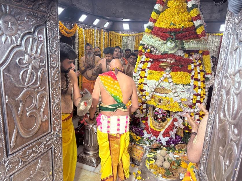 Baba Mahakal became the groom, a crown of 3 quintals of flowers was decorated on his head